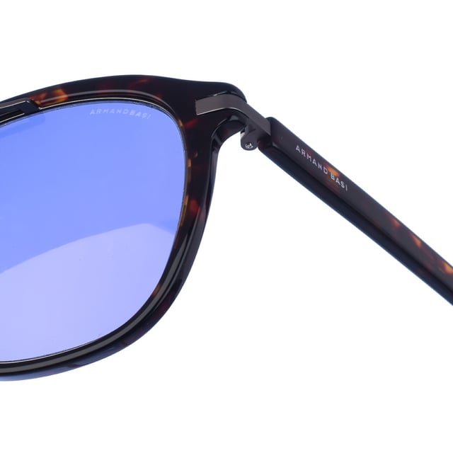 Gafas de sol Armand Basi con montura de acetato.
 Color Habana
 Forma rectangular.
 Lentes de color Azulado
Detalle metalico en la parte superior de la montura.
 Patillas de acetato a tono, con el nombre de la marca grabado.
 100% Protección UV. 
 Cristales antirreflejo.
 Incluye una funda de tela de protección.
Los colores reales del producto pueden variar ligeramente con respecto a los colores que muestra su monitor.
 
 Medidas  Ancho lente: 55 mm. Puente: 17 mm. Patillas: 145 mm.
 
 Limpiar las gafas con agua y jabón (neutro).
 - No utilice paños sucios o abrasivos, que puedan alterar las características de los filtros.
 - Utilice solo accesorios y repuestos originales.