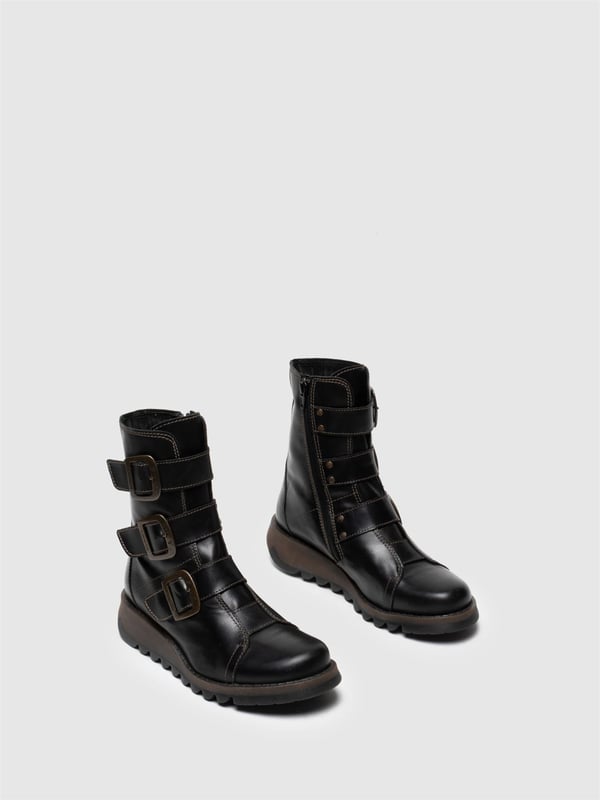 La línea Sminx para mujer de Fly London presenta el botín de cuero estilo motero Scop110FLY, que ofrece una combinación perfecta de estilo y funcionalidad. Estos botines, confeccionados con parte superior de cuero suave, presentan un diseño de punta redonda, costuras en contraste y cierres de correa con triple hebilla. La suela de goma TR duradera, junto con un tacón de cuña de 3,5 cm, garantiza comodidad para el uso diario. La marca Fly London en relieve en el empeine y el talón exterior, además de un cierre de cremallera en el lado interior, completan el diseño. Parte superior: cuero, forro: microfibra, plantilla: microfibra, suela: goma TR, altura del tacón: 3,5 cm, cierre de cremallera, detalles de hebilla.