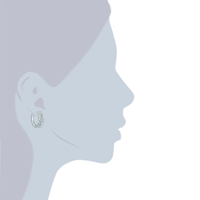 With these extravagant folding screoles from the Rafaela Donata classic collection, you guarantee radiant appearances at all times! The very finest sterling silver and beautifully polished zirconias are shown here in the form of exquisite, sparkling sparkling leaves that are just waiting to wander their ears properly. Your eponymous folding cap ensures an effortless creating and keeps her safely in her place. These creoles in the best jewelry quality are a reminiscence of youth and therefore a must-have for women who have always stayed young in the heart!