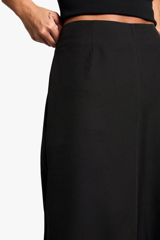 Get your new wide or die pants with the hottest style of the season, the wide leg trouser. Elongate your silhouette with the flattering shape the high waist wide leg trouser has to offer. Team with a tucked in slogan tee and trainers for sports luxe vibes or partner perfectly with a blazer and heels for your next event. It's time to upgrade your day-to-day outfits with a pair of palazzo pants.Style: Wide Leg TrousersDesign: PlainFabric: WovenLength: Stacked