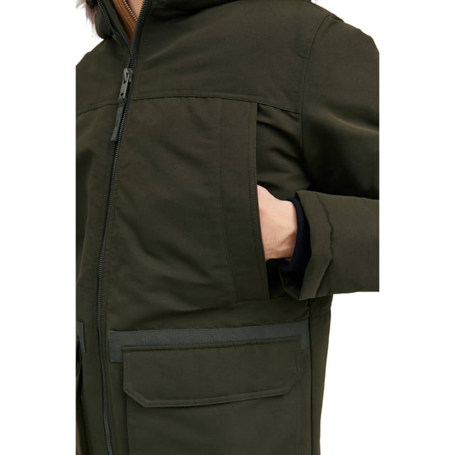 Con la parka de Jack & Jones estarás perfectamente equipado para los días de invierno. Esta parka te protege del viento y de las inclemencias del tiempo, ya que es repelente al agua y tiene una capucha desmontable con piel sintética. Te mantiene bien abrigado, ya que está confeccionada con un tejido grueso y forrada con falso plumón. Te da un aspecto moderno, ya que tiene mangas largas clásicas y puños de tormenta que garantizan un ajuste ceñido. Ofrece mucho espacio de almacenamiento, ya que tiene bolsillos laterales con cremallera, un bolsillo interior y dos bolsillos adicionales. Se cierra bien, ya que tiene una cremallera entera con puños de canalé. Es cómoda de llevar, ya que está confeccionada con materiales de alta calidad. La parka Jack & Jones es una parka elegante y funcional que combina con cualquier conjunto.