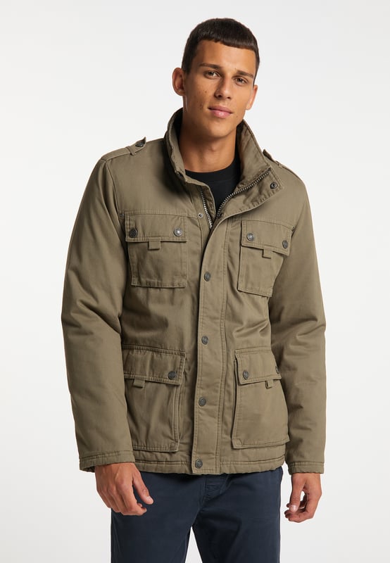 Deze winterjas van Mo heeft een casual militaire look en combineert alle typische en praktische details in deze trendy korte parka. De volledig gevoerde romp en mouwen, evenals de hoge kraag en verborgen ritssluiting, houden kou en wind op afstand. De zakoplossingen in de vorm van vier klepzakken, elk bestaande uit twee borstzakken en twee zijzakken, zijn even praktisch als veelzijdig. Ze onderstrepen ook de militaire toets van deze jas. De inhoud kan elk met twee sterke Mo-label drukknopen worden vastgezet. Wat u in de binnenzak bewaart, is ook beveiligd tegen verlies, want ook die is veilig afgesloten met een drukknoop. Door zijn duidelijke, ruwe charme is dit winterjack van gewassen katoen een ideale partner voor denim en cargobroeken.  winterjas