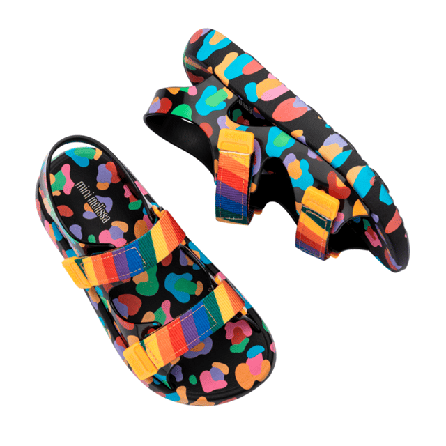 As the name suggests, Melissa Mix combines the comfort characteristic of papetes with the height and style of mini platforms through a contemporary and colorful design. The stability and comfort when walking make it the ideal model for adventures at school or in space.