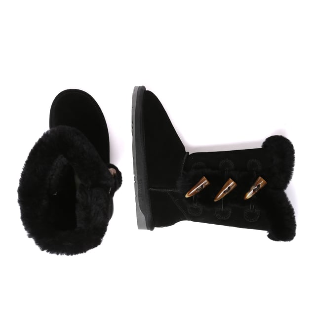 Confeccionadas con tres cierres de cuerno para un toque de estilo en el diseño clásico atemporal, las botas Ashy cuentan con una suela de doble capa ligera que ofrece tanto flexibilidad como durabilidad. Ya sea atadas o dobladas hacia abajo, los tres botones de cuerno permiten un estilo versátil para adaptarse a tus preferencias. Producto No. EAU3018 Descripción: Parte superior de piel de oveja de doble cara - Forro de lana de oveja - Suela de TPR