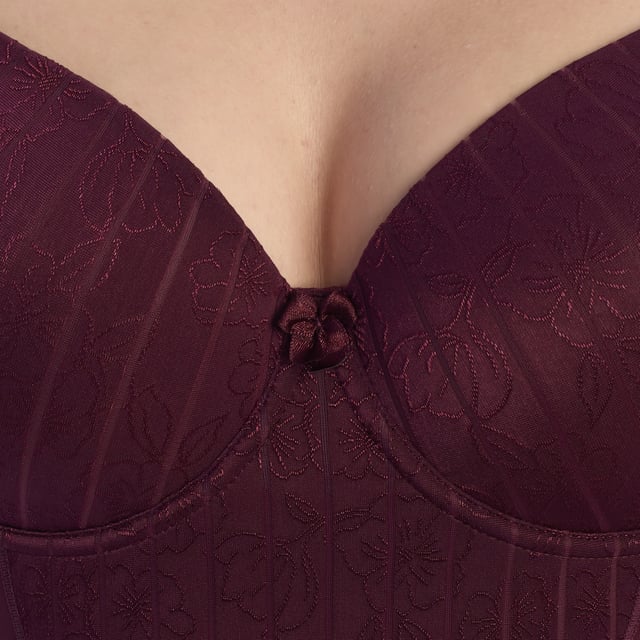 A sophisticated and functional design defines this women's shaping bodysuit, ideal for stylizing the figure with an elegant touch. Its underwire cups and floral details add a feminine touch while providing a secure and comfortable fit.


 Characteristics:

 - Made of high-quality shaping fabric that stylizes the silhouette and enhances the figure.
 - Underwired cups with light padding that provide support and enhancement to the bust.
 - Adjustable straps.
 - Soft and breathable materials, ensuring freshness and comfort all day long.
 - Front detail with floral texture in the abdominal area.
 - Smooth back design with full coverage for a smoothing effect and no marks under clothing.

 This women's underwire bodysuit is perfect for those looking for a shapewear garment that combines style and functionality, ideal for wearing under tight-fitting clothing or as part of a sophisticated look.
 Composition: 56% Polyamide, 31% Polyester, 13% Elastane
 Care:
Wash at maximum temperature 30º.
 Do not iron.
 Do not use bleach.
 Do not tumble dry.
 Do not dry clean.