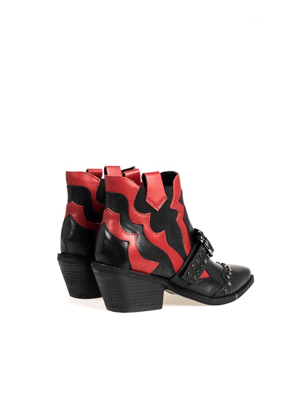 Comfortable slip-on
Side elastic for easy wearing
Pointed toe
Cowboy-style heel
Buckle-fastened front strap
Decorated with rhinestones
Branded sole
Made of high-quality genuine leather
Packaged in a company box