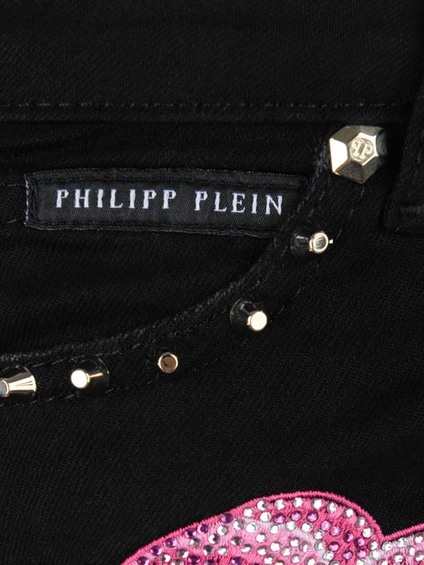 Discover the Girls Denim Nicki Shorts in , an essential addition to your Girls closet! This lavish piece blends vogue and comfort, ideal for . Its distinctive features include:  Designer Detailing: These shorts exude fashion-forward style with high-end touches from Philipp Plein Kids, guaranteeing your little one will be on trend.  Supreme Comfort: Crafted from luxe materials, these shorts assure maximum coziness for your girl's daily escapades.  Refresh your Girls attire! Introduce these Girls Denim Nicki Shorts from Philipp Plein Kids to her ensemble. Purchase now and let her radiate poise and style!