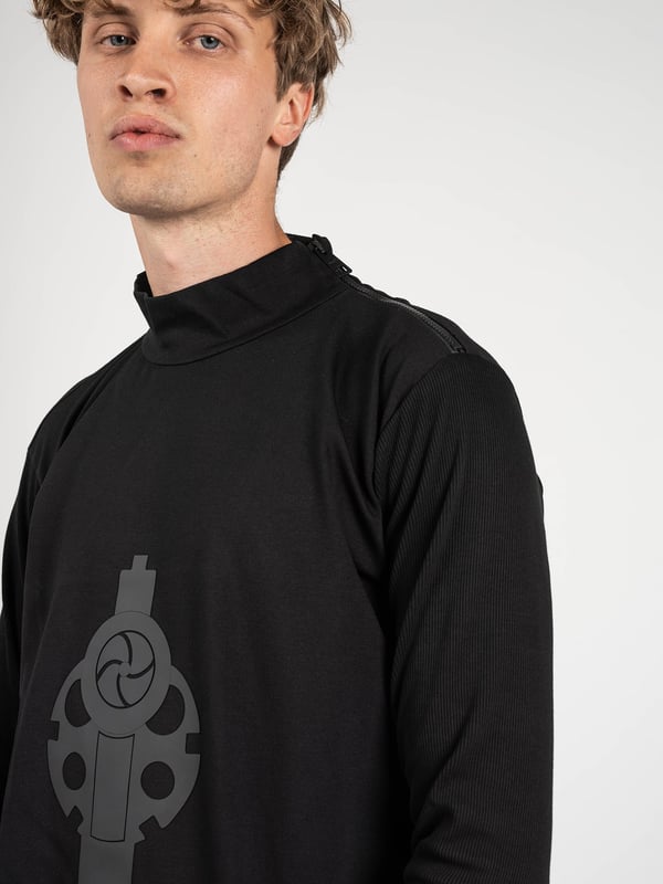 Unisex
Corte suelto y alargado (Oversize)
Con cuello de tortuga
Con estampado en 3D en la parte delantera
Adornado con una cremallera en el escote
Con dobladillo asimétrico
Con aberturas en los costados
Con abertura en la manga para el pulgar
Con costuras decorativas en la parte trasera
Hecho de una combinación de dos telas de alta calidad
Mangas acanaladas
Fabricado en Italia