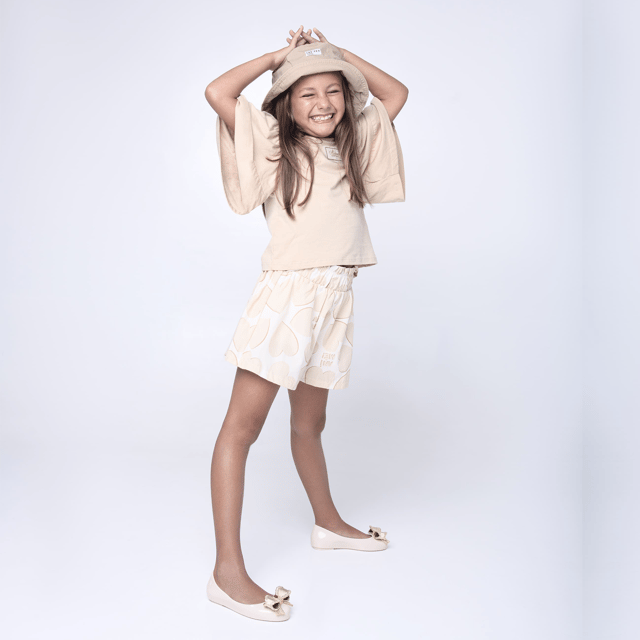Dress your baby girl to the nines with the Mini Melissa Sweet Love IV! The maxi bow on the vamp adds a romantic twist and a delicate touch to the ballerina. Only the top of the foot is left exposed, and an extra strap with a buckle ensures a snug fit and extreme stability for your mini. The insole is notably comfortable and the color palette is to die for!
