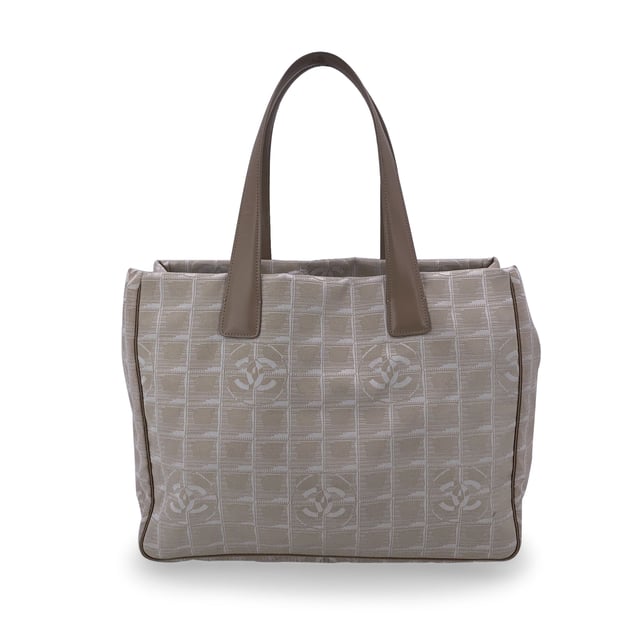 VINTAGE, RRP AS NEW
Chanel beige jacquard nylon tote bag from the 'Travel line' collection. Period/Era: 2003/2004. Beige leather top handles. Nylon lining with 2 side zip pockets inside. 'Chanel - Made in Italy' tag , ity hologram tag inside the bag Condition Rating: B - VERY GOOD CONDITIONCondition Details: Some war of use on bottom corners. Some darkness on leather handles. Some brown stains on the internal lining. Please, look carefully at the photos and ask if you have any doubts.Measurements (cm):Depth: 15.2Height: 25.4Length: 35.6Other Details: Dustbag? NoKeys? NoBox? NoMeasurments:  width: 152 mm length: 356 mm height: 254 mm