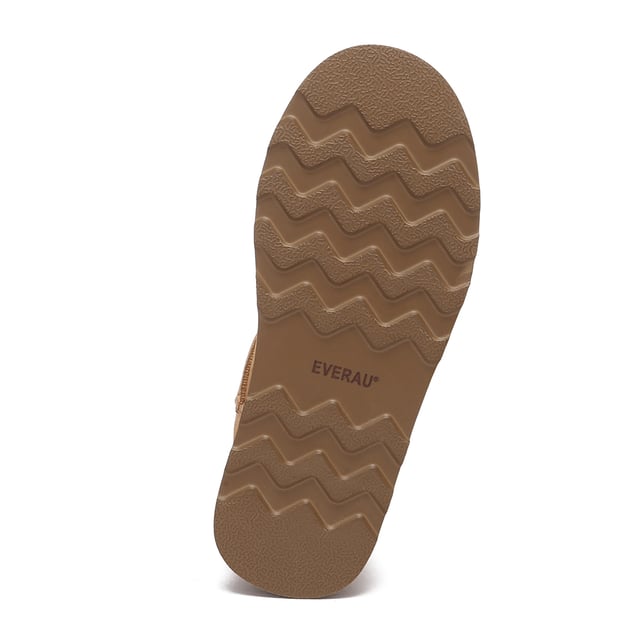 Ervaar het luxueuze comfort als je je voeten in een paar Heron Ultra Mini Platform Boots steekt, waarbij de Australische schapenvachtwol je omhult met zijn zachtheid en warmte. Gemaakt van rundsuède met een waterafstotende werking. coating aangebracht op het oppervlak, met deze nieuwe Heron Ultra Platform-laarzen kan het niet fout gaan. Specificatie: Bovenwerk van koeiensuède Warme schapenvacht-wollen voering Zachte schapenvacht Wollen binnenzool EVA-zool Technologieën: Water & Vlekbestendig bovenwerk Slipvaste buitenzool