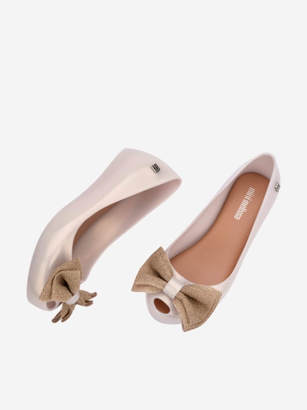 Introducing the exquisite Girls Ultragirl Sweet XII Ballerinas in Ivory by mini melissa, a timeless addition to any girl's wardrobe. This designer footwear blends classic charm with modern flair, ideal for any season. Here are the key features: Elegant Ivory Finish: A luxurious, neutral tone that complements any outfit. Comfort Design: Crafted for all-day comfort, ensuring your little one can play and explore without restraint. Durable Material: Made with high-quality materials to withstand the joys of childhood. Chic Detailing: Features lovely accents for that extra touch of glamour.Step up her style game with these charming ballerinas! Perfect for parties or casual wear. Order now!
