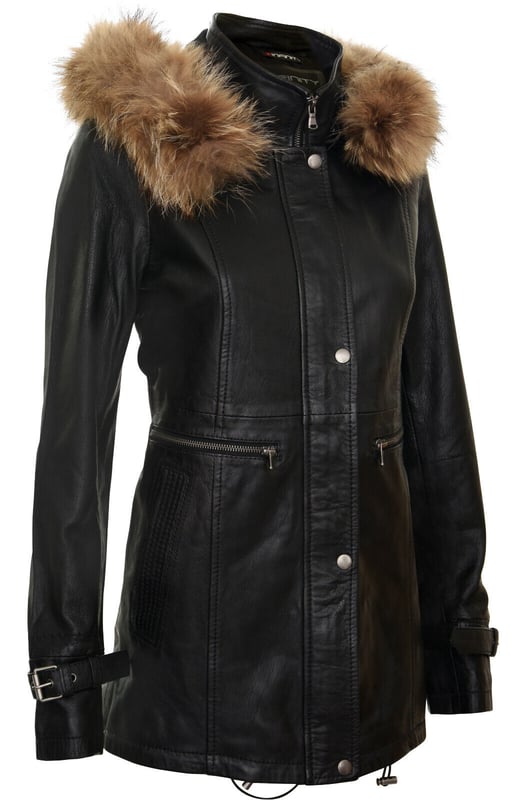 Verhoog je winterstijl met ons leren damesparkajack, een perfecte mix van minimalistische verfijning en warmte. Deze jas is gemaakt van 100% premium, ultrazacht nappaleer en biedt zowel luxueus comfort als een tijdloze uitstraling. Dit is wat hem onderscheidt:  
 Afneembare, met bont gevoerde capuchon: De jas wordt geleverd met een met bont gevoerde capuchon, die zorgt voor warmte en comfort tijdens de winter terwijl het een stijlvol tintje toevoegt aan het algehele ontwerp. 
 Knoopsluiting: In plaats van de typische ritssluiting heeft deze jas een een knoopsluiting over de YKK-ritssluiting, waardoor een meer klassieke en verfijnde esthetiek ontstaat. 
 Verstelbare gespen: Gespen op de manchetten zijn toegevoegd verstelbaarheid, waardoor je de pasvorm kunt aanpassen en ervoor kunt zorgen dat de mouwen ademend blijven voor langdurig comfort. 
 Verlengde tailleritsen: Twee verlengde horizontale ritsen Ritsen lopen over de taille, bieden voldoende opbergruimte en voegen een moderne twist toe aan het ontwerp van de parka. 
 Hoge trechterkraag: De hoge trechterkraag kan worden vastgemaakt met een YKK-rits over de volledige lengte, die extra bescherming biedt tegen kou en wind.  Met zijn strakke en minimalistische ontwerp is deze leren damesparka een veelzijdige toevoeging aan je wintergarderobe, waarbij mode en functionaliteit moeiteloos worden gecombineerd