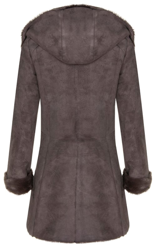 Wikkel jezelf in elegantie en warmte met ons Merino leren damesparka met capuchon. Deze jas is gemaakt van echt Spaans Merino-lamsleer en biedt ongeëvenaarde kwaliteit en luxe. Het dubbele ritstrekkertje voegt een stijlvol en functioneel element toe, waardoor veelzijdige draagmogelijkheden mogelijk zijn. De suède afwerking voegt een vleugje verfijning toe aan de jas en versterkt de algehele aantrekkingskracht. Verkrijgbaar in drie prachtige kleuren, zodat u de perfecte tint kunt vinden die past bij uw persoonlijke stijl. De brede kraag loopt naadloos over in een capuchon en biedt zowel comfort als bescherming tegen de elementen. â€¢ Gemaakt van echt Spaans Merino-lamsleer voor superieure kwaliteit en luxe â€¢ Dubbele ritstrekker voor veelzijdige en stijlvolle draagmogelijkheden â€¢ Suède afwerking voor een verfijnde en verfijnde look â€¢ Verkrijgbaar in drie prachtige kleuren die bij uw individuele stijl passen â€¢ Brede kraag die doorloopt in een capuchon voor extra comfort en bescherming tegen de elementen.