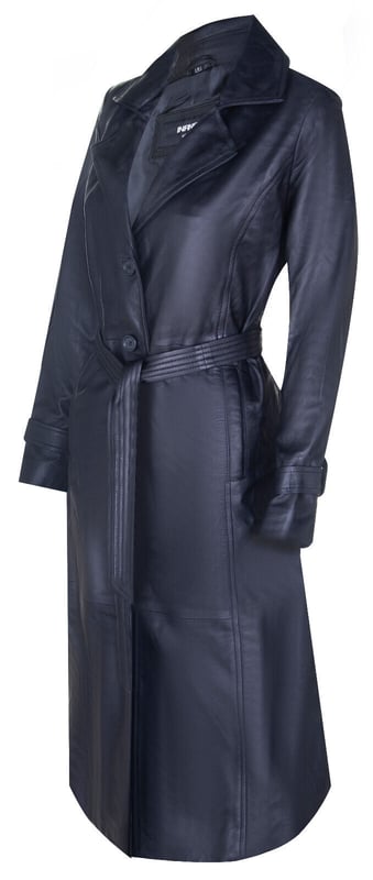 Geniet van tijdloze elegantie met onze leren damestrenchcoat over de hele lengte. Deze jas is gemaakt van ultrazacht schapennappaleer en voelt luxueus en soepel aan op je huid. Het beschikt over twee verticale buitenzakken in de taille, die een vleugje functionaliteit en stijl aan het ontwerp toevoegen. De jas wordt compleet geleverd met een tailleriem die niet alleen je figuur accentueert, maar ook een aanpasbare pasvorm mogelijk maakt, waardoor een flatterend silhouet ontstaat. Belangrijke ontwerpkenmerken:  Ã‚Â De constructie van ultrazacht schapennappaleer zorgt voor een luxueus en soepel gevoel. Twee verticale buitenzakken op de taille bieden functionaliteit en stijl, perfect om essentiële spullen in op te bergen of je handen te verwarmen.  li> De tailleriem zorgt voor een getailleerde en flatterende pasvorm, waardoor je figuur wordt benadrukt. Een ontwerp met één rij knopen en drie knopen straalt verfijning en veelzijdigheid uit, geschikt voor verschillende gelegenheden.  >De kraag in overhemdstijl en de manchetten met knoopriem voegen klassieke en stijlvolle details toe, waardoor de algehele look van de jas naar een hoger niveau wordt getild.  Ontworpen met een enkele ventilatieopening voor bewegingsvrijheid en ademend vermogen, onze damesjas Leren trenchcoat over de volledige lengte is een tijdloos kledingstuk dat zowel stijl als comfort garandeert. Stap uit in gratie en vertrouwen met dit voortreffelijke stuk.