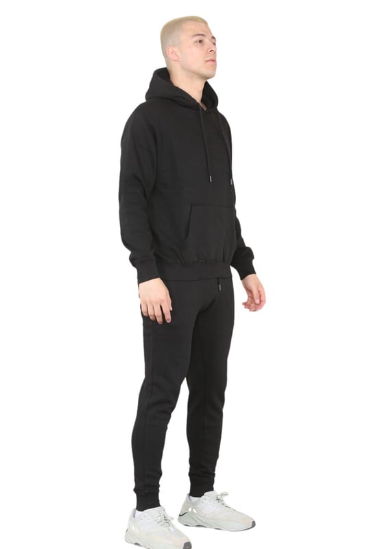 MYT Herren-Trainingsanzug mit Kapuze und Pullover. MYT-Sticklogo auf der Brust und dem linken Bein. Vlies mit gebürsteter Rückseite. Mit gerippter Taille, Bündchen und Kapuze mit Kordelzug. Kapuzenpullover mit Kängurutaschen. Slim-Fit-Jogginghose mit 2-Taschen-Design. Elastischer Bund mit Kordelzug.
