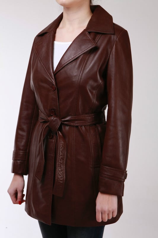 Verhoog je stijl met ons Ã‚Â¾ lange leren jack, ontworpen voor verfijning en veelzijdigheid in alle seizoenen. Dit jasje belichaamt de klassieke trenchcoatstijl, met een dubbele rij knopen die kan worden vastgemaakt met drie knopen voor een gepolijste look of open kan blijven voor een relaxte sfeer. De eigentijdse verstelbare tailleband voegt een chique toets toe aan het kledingstuk en versterkt het unieke karakter. Belangrijke ontwerpelementen:  Vervaardigd uit 100% premium ultrazacht nappaleer voor ongeëvenaarde kwaliteit en comfort. Inclusief een leren tailleband die een aanpasbare en flatterende pasvorm mogelijk maakt. Twee subtiele taillezakken bieden functionaliteit en opbergruimte. Double-breasted ontwerp met een sluiting met drie knopen en een brede revers met inkepingen voor een tijdloze stijl. Unieke strikbanden bij de manchetten bieden karakter en verstelbaarheid voor comfort.  /ul> Deze jas combineert moeiteloos klassieke trench-elementen met eigentijdse flair, waardoor het een veelzijdige toevoeging aan je garderobe is. Ervaar verfijning en stijl met dit uitzonderlijke stuk.