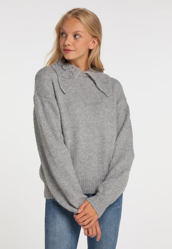 Deze trui van myMo met sierbreiwerk heeft een speelse oppervlaktestructuur en is een absolute blikvanger. De casual oversized vorm zorgt voor meer bewegingsvrijheid en de rechte uiteinden zijn iets strakker gebreid voor een gerimpeld effect. Gedragen met een skinny jeans en veterschoenen staat deze gebreide trui bijzonder goed.
