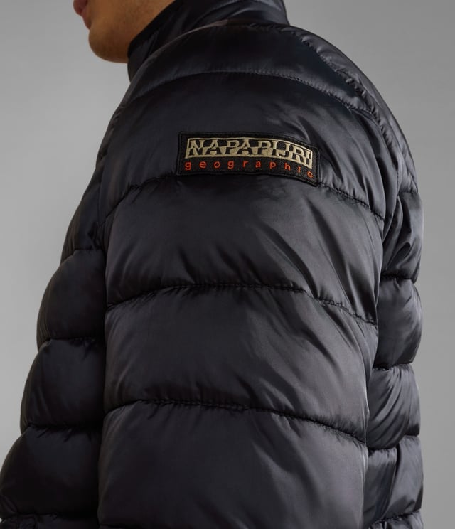 Chaqueta de invierno para hombre de la marca Napapijri. La chaqueta está hecha de poliéster de alta calidad y tiene un corte regular. La chaqueta cuenta con una cremallera arriba y abajo, fácil para el ciclismo, ciclomotores o scooters.  Marca: NapapijriNombre del modelo: Jacket Aerons S 3Categoría: chaqueta de hombreMateriales: poliésterColor: negro