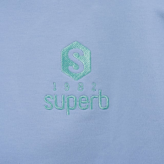 The #SuperbTotalLook with which you can feel like yourself at any time and in any situation. A total look in pastel colors with which you can feel happy and enjoy, without thinking about anything else, the essence of a much-desired summer. Be Happy is the new Superb collection for every day, for all moments. Be Happy is to be yourself, to feel free.

 Characteristics:

 Short round neck sweatshirt
 Designed in two pastel colors, blue and green, carefully chosen by the Superb team
 Trim in different color
 SuperbEmbroidered logo, creating contrast of pastel colors
 Ribbed waist and cuffs in contrasting pastel colors
 Made and designed in Barcelona by the Superb team
 Our model Valeria is 1.69m tall and wears size M.

 Composition:
 96% cotton
 4% elastane
 Composition: 96% cotton
 4% elastane
 Care:
Wash at maximum temperature 30º.
 Iron at low temperature.
 You can use a dryer.
 Do not use bleach.