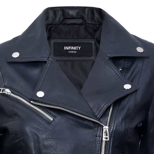 Erweitern Sie Ihren Stil mit dieser modernen Jacke mit auffälligem Reißverschlussmotiv in handpoliertem Silber. Diese Jacke ist aus 100 % hochwertigem, ultraweichem Nappaleder gefertigt und bietet sowohl Luxus als auch Komfort. Das zeichnet sie aus:  
 Einzigartiges Reißverschlussmotiv: Das Design der Jacke zeichnet sich durch ein markantes Reißverschlussmotiv aus, das für ein unverwechselbares und unverwechselbares Design sorgt moderner Look, besonders in der auffälligen silbernen Farbe. 
 Abgewinkelter YKK-Reißverschluss: Die zweireihige Vorderseite ist mit einem abgewinkelten YKK-Reißverschluss gesichert Reißverschluss, der dem klassischen Biker-Stil eine moderne Note verleiht. 
 Modische Reißverschlusstaschen: Reißverschlusstaschen auf der Vorderseite verstärken den modischen Reiz der Jacke und bieten gleichzeitig Komfort praktische Aufbewahrung für Ihre wichtigsten Dinge. 
 Stilvolles, breites, fallendes Revers: Das breite, fallende Revers erinnert an die ikonische Jacke, die Marlon Brando in den 1950er Jahren populär machte. kann für zusätzlichen Flair mit Nieten-Schulterklappen befestigt werden. 
 Vielseitige Farboptionen: Erhältlich in klassischem Schwarz und Hellbraun sowie kräftigem Rot. Diese Jacke bietet vielseitige Auswahlmöglichkeiten, die zu Ihrem Stil passen.  Ausgestattet mit einem außermittigen YKK-Reißverschluss, Reißverschlusstaschen und Bündchen ist diese Jacke eine vielseitige Ergänzung Ihrer Garderobe. Perfekt, um ein Statement zu setzen, egal ob Sie einen klassischen oder gewagten Look bevorzugen