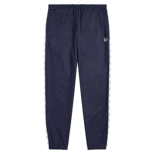 Marineblaue Jogginghose mit Fred Perry-Logo, Markenlogo auf dem linken Bein, elastische Taille und Manschetten, elastische Taille und Bein, 46 % Baumwolle, 54 % Polyester, hergestellt in Portugal, blaue Jogginghose