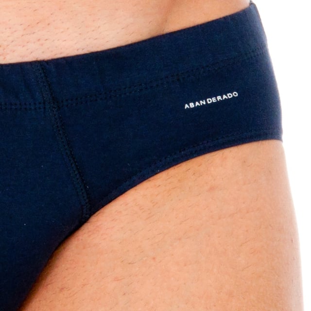 Slip abierto caballero.
Cinturilla de goma elástica.
Detalle del nombre de la marca en el lateral.
Tejido transpirable.
Algodón adaptable.
Frontal anatómico con abertura lateral ,con capacidad de sujetar sin apretar.
 Composición: 100% Algodón
 Cuidados:
Lavar a mano a temperatura máx. 40º.
No utilizar lejía.
No permite el uso de secadora.
Planchar a temperatura máx. 130º.
No lavar en seco.