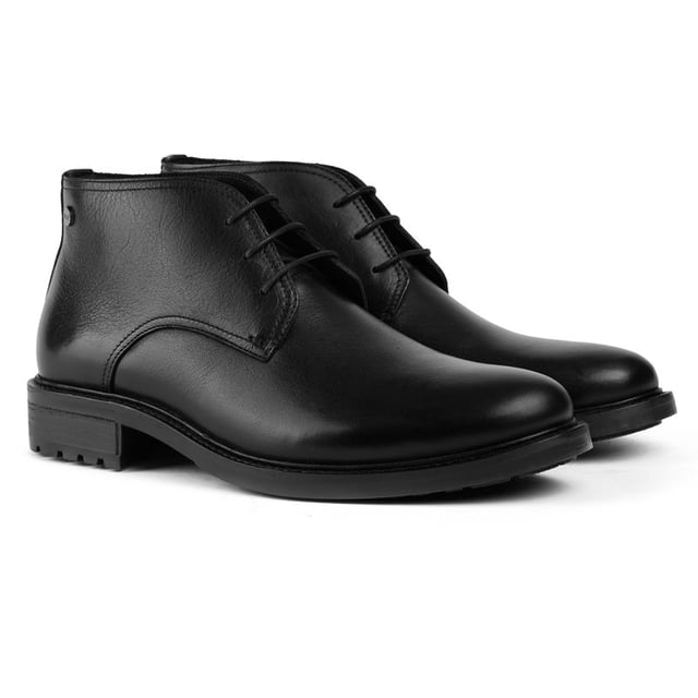 Adéntrate en un estilo atemporal y sofisticado con los Pasco Chukka de Sole. Confeccionados en cuero rico y elegante, estas clásicas botas Chukka están diseñadas para ofrecer comodidad durante todo el día y un aspecto sofisticado. El sistema de cordones de tres ojales y las resistentes suelas de goma garantizan un ajuste personalizado, una tracción duradera y estilo en cada paso. Ya sea que te dirijas a la oficina, a una salida nocturna o a un fin de semana fuera, las exclusivas botas Sole te harán caminar con confianza y elegancia robusta.