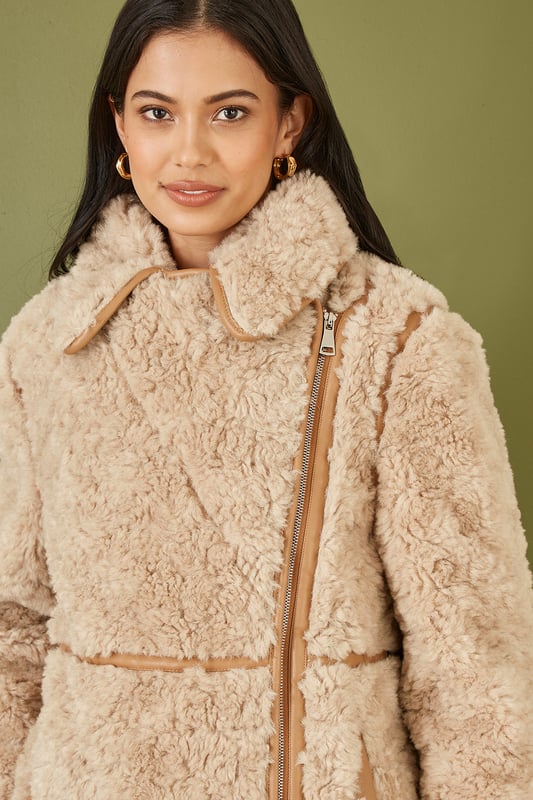 This coat is a seriously cool piece of outerwear to style this season. With a long biker style design, faux suede piping details and that stunning oversized collar for good measure. Wear with your everyday fits to keep cosy, with pockets and a side zipper.