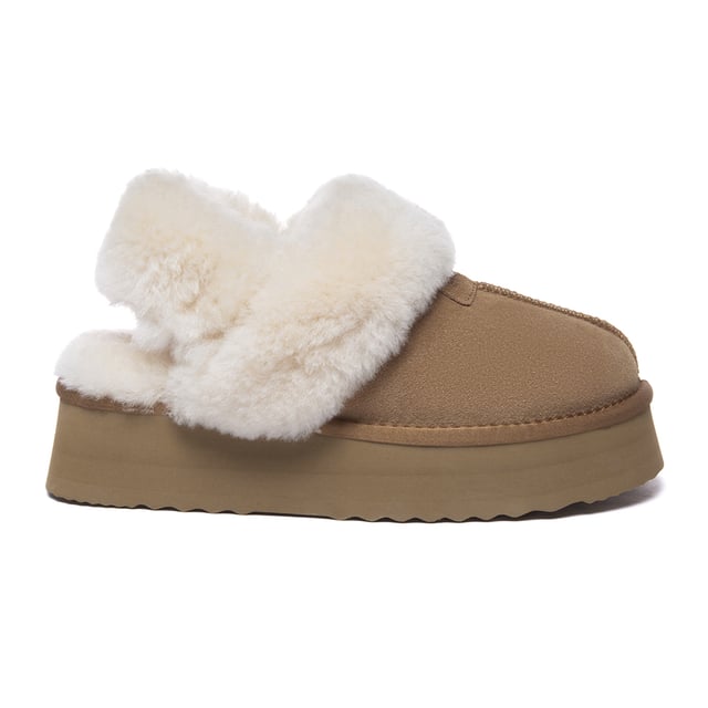 Stay on-trend this winter with these must-have Fantail slipper! Featuring a platform sole with a discreet elastic band for optimal comfort and fit, they also include an extra fluffy buckle strap, offering versatile styling options. Chic and cozy, they're perfect for keeping your feet snug.

Product No. EAU2018

Description:
- Cow Suede Upper
Sheepskin Wool Lining
EVA Sole