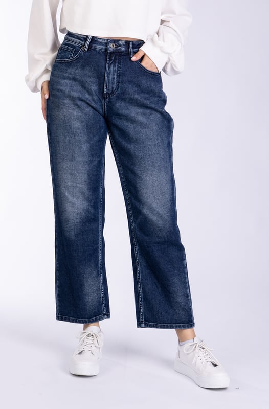 Baggy-Jeans mit mittelhohem Bund und Gürtelschlaufen. Five-Pocket-Stil und weites Bein. Reißverschluss und Knopf vorne