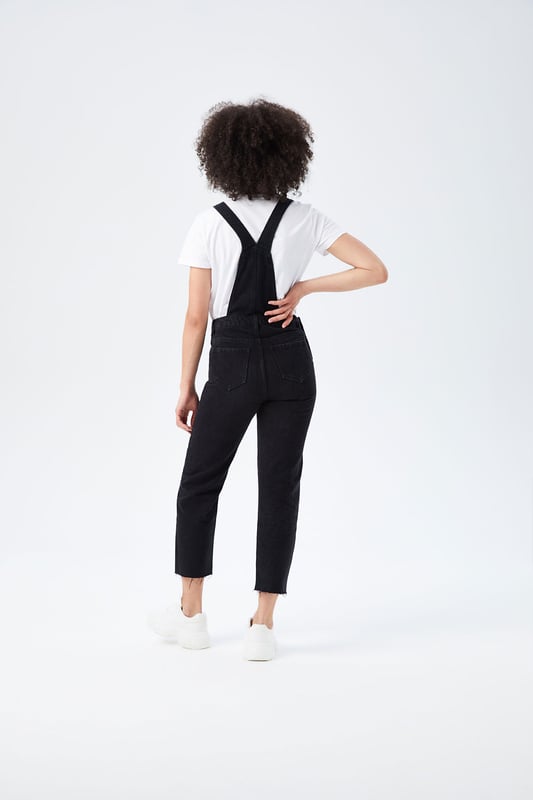 Cute and cas' our& Dixie Dungaree is a classic! Featuring front and back pockets, this straight leg dungaree deserves a place in every wardrobe! Model is 5'9.5 and wears size 8.