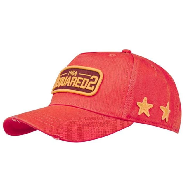 Gorra Roja Bordada DSQUARED2 1964. Gorro Rojo Bordado DSQUARED2 1964. 100% Algodón, Detalle De Estrellas En El Lateral. Gorra de béisbol Dsquared2. Código de estilo: BCM0518 05C00001 5096. Nacido en Canadá bordado en la parte trasera