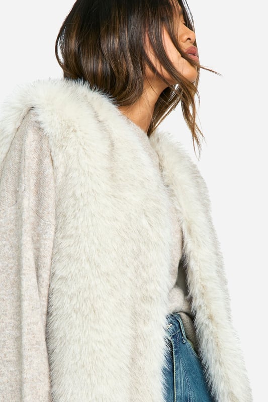Wrap up in the latest coats and jackets and get out-there with your outerwearBreathe life into your new season layering with the latest coats and jackets from boohoo. Supersize your silhouette in a padded jacket, stick to sporty styling with a bomber, or protect yourself from the elements in a plastic raincoat. For a more luxe layering piece, faux fur coats come in fondant shades and longline duster coats give your look an androgynous edge.