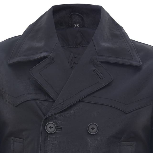Inspirada en el diseño clásico del abrigo Pea, esta prenda está bellamente confeccionada en el cuero Nappa más suave para brindar un giro alternativo a un estilo icónico. Esta chaqueta tiene un acabado cruzado y tiene un cierre de cuatro botones. Para mayor comodidad, hay dos bolsillos para calentar las manos en ángulo en la cintura, además de dos bolsillos con solapa en la cadera. En la parte trasera de la chaqueta hay un cinturón ajustable para brindar un ajuste más personalizado. Esta chaqueta es un clásico poderoso y atemporal que será un elemento básico en su guardarropa durante los próximos años.
