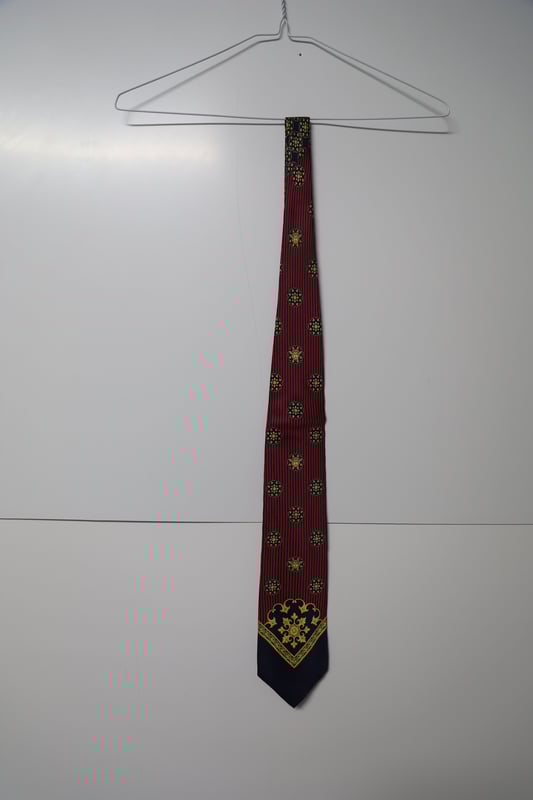VINTAGE, RRP AS NEW
Make a mark on those formal meetings by wearing this tie from Gianni Versace that makes you look suave, smart and very handsome. The tie is made of 100% silk and features a pattern all over. This tie comes with a pointed end and a keeper loop at the rear.

Gianni Versace Printed Tie in Multicolor Silk 
Condition: Excellent
Sign of wear: No
Color: Multicolor
Material: Silk
Measurement: L 1480mm x H 80mm 
SKU: 168972