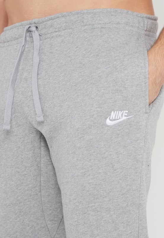 Nike Herren Sportswear Club Fleece Trainingsanzug mit Kapuze in Grau Der Nike Sportswear Club Fleece Hooded Trainingsanzug kombiniert klassischen Stil mit dem weichen Komfort von Fleece. Er verfügt über eine Kapuze und eine Trainingshose mit gebürstetem Fleece auf der Rückseite für winterliche Wärme. Gerippte Taille und Bündchen. Elastisches Taillenband mit Bindebändern. Gesticktes Markenlogo auf der Brust und den Jogginghosen. Produktnummern: 804346, 804406 063.