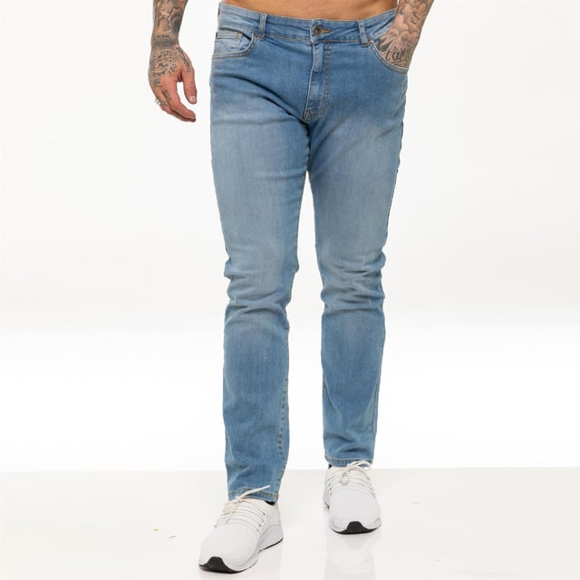 Kruze Mens Straight Leg Regular Fit Stretch Jeans med två fickor fram, två bak och en myntficka. Bekväma stretchjeans som passar perfekt för fritid och arbete.