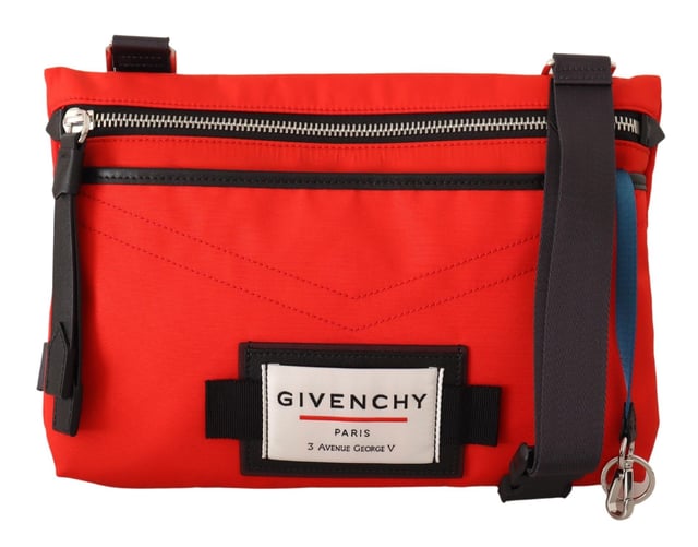 A estrenar con etiquetas y bolsa guardapolvo.
  Color: Rojo/Negro.
  Material: 92% poliamida 8% acrilico.
  Cierre de cremallera.
  1 compartimento principal.
  Bolsillo interno de parche.
  Parche con el logotipo en la parte delantera.
  Correa ajustable par.