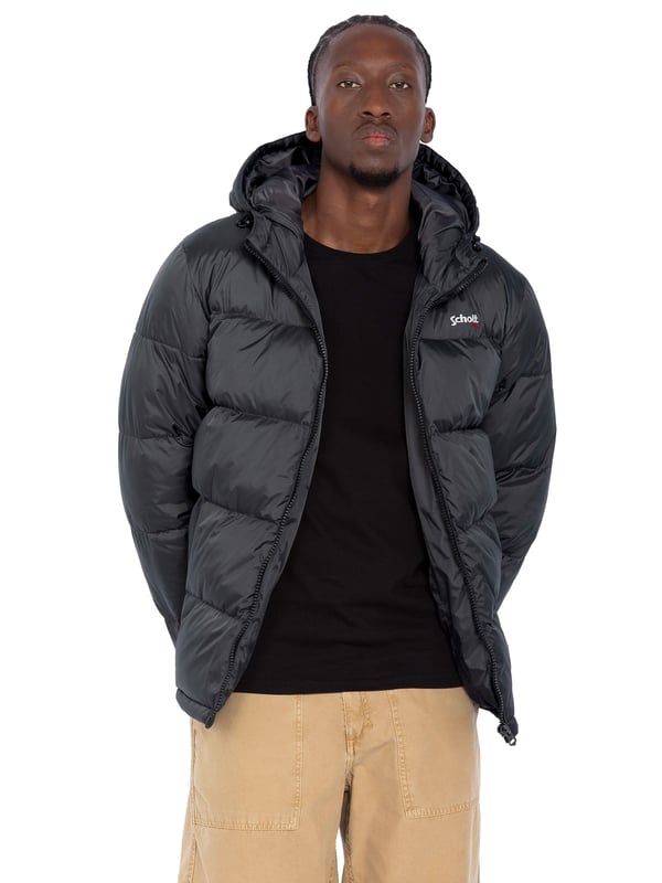 Ontdek de Schott winterjas voor heren - de perfecte combinatie van warmte en stijl voor koude dagen! Deze jas is gemaakt van hoogwaardige materialen en biedt niet alleen veel comfort, maar ook optimale bescherming tegen kou en wind.    De doorlopende ritssluiting, hoge kraag en gevoerde capuchon met verstelbaar elastisch trekkoord houden je betrouwbaar warm, terwijl de stormmanchetten aan de mouwen en gebreide manchetten extra bescherming bieden.    Twee praktische ritszakken aan de buitenkant en twee binnenzakken bieden voldoende opbergruimte voor je benodigdheden. Het verstelbare trekkoord aan de onderkant zorgt voor een pasvorm op maat, ideaal voor winterse omstandigheden.    Het geborduurde bulkhead-logo op borsthoogte geeft de jas een elegante, sportieve touch. Deze jas is de perfecte keuze voor iedereen die de winter in stijl en gezelligheid wil doorkomen!