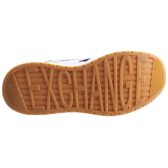 Armani Exchange Calf Lace-Up Wit Synthetisch Heren Trainers XUX029_XV075_M018


Deze sportschoenen zijn gemaakt met oog voor detail en hebben een strak en modern ontwerp. Het witte synthetische bovenwerk voegt een strakke en minimalistische esthetiek toe en creëert een veelzijdige look die moeiteloos bij verschillende outfits past.


Deze sportschoenen zijn ontworpen met het oog op comfort en hebben een kuitvetersluiting, zodat je de pasvorm naar wens kunt aanpassen. Het veterontwerp zorgt voor een veilige en persoonlijke pasvorm en biedt stabiliteit en ondersteuning gedurende de hele dag.


Het synthetische materiaal dat is gebruikt voor de constructie van deze sportschoenen biedt duurzaamheid en eenvoudig onderhoud, waardoor ze geschikt zijn voor dagelijks gebruik. Het lichtgewicht materiaal zorgt voor onbeperkte bewegingsvrijheid, terwijl de ademende eigenschappen helpen om je voeten koel en comfortabel te houden.


De Armani Exchange logodetails op de zijkant en de tong voegen een vleugje verfijning en merkherkenning toe. Deze sneakers zijn een bewijs van Armani Exchange's toewijding aan het creëren van schoeisel van hoge kwaliteit met een eigentijds tintje.


Of je nu boodschappen doet, met vrienden afspreekt of de stad verkent, de Armani Exchange Calf Lace-Up White Synthetic herentrainers XUX029_XV075_M018 geven je stijl een boost en bieden de hele dag comfort. Stap in deze sportschoenen en ervaar de perfecte mix van mode en functionaliteit van een gerenommeerd modemerk.