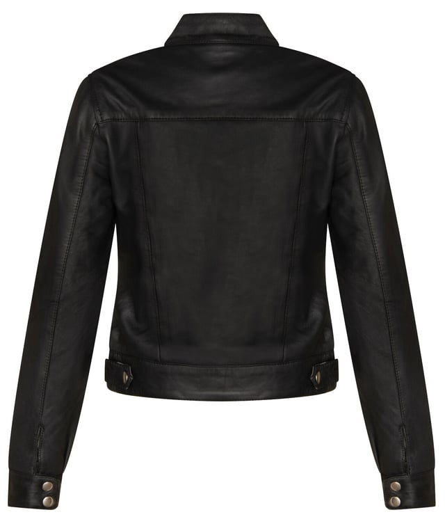 Mejora tu estilo con nuestra chaqueta de motociclista de cuero para mujer, una pieza atemporal que rezuma vanguardia y sofisticación. Esta chaqueta, confeccionada con un cuero increíblemente suave, ofrece una sensación de lujo y un aspecto resistente que es perfecto para cualquier ocasión. Ya sea que estés en la carretera o simplemente paseando por la ciudad, esta chaqueta de motociclista de cuero es la opción perfecta para hacer una declaración de moda audaz. Su combinación de elementos de diseño clásico y comodidad moderna la convierte en una incorporación imprescindible para cualquier guardarropa. Cuello alto con cierre de dos botones para una estética clásica de motociclista. Dos bolsillos en el pecho añaden funcionalidad y estilo a la chaqueta. Los accesorios plateados brindan un elegante contraste con el cuero. El forro interior de satén garantiza comodidad y un ajuste suave. El cuero suave no solo se ve genial, sino que también se siente excepcionalmente cómodo contra la piel.