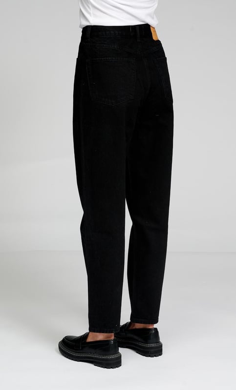 Mama-Jeans von TeeShoppen
Stylische und bequeme Jeans von TeeShoppen. Jeans sind das ganze Jahr über perfekt und eine offensichtliche Wahl für jedes Outfit. Eine gute und bequeme Jeans kann jeden Look vervollständigen.
Die Jeans sind hier in der Farbe Schwarz abgebildet.

 Welche Größe hat die Jeans?  
Jeans können in 24 verschiedenen Größen ausgewählt werden. Siehe und wählen Sie die Größe unter "Größe".
Die Größen sind für Frauen angepasst.

 Über TeeShoppen
Preis und Qualität müssen nicht immer dasselbe sein, und das wollen wir mit unseren Produkten von TeeShoppen unterstreichen. Das Ziel unseres Sortiments ist es, Ihnen die Möglichkeit zu geben, Ihre Garderobe mit einfachen und gleichzeitig modernen Kleidungsstücken zu ergänzen. Aber auch wenn die Kleidung einfach ist, haben wir keine Kompromisse bei der Qualität oder dem Design gemacht. Die Kleidungsstücke sind aus luxuriösen Materialien gefertigt, die angenehm zu tragen sind und sich für jede Gelegenheit stylen lassen. Suchen Sie einen Ort, an dem Sie zeitlose Kleidung für Männer und Frauen finden? Bei TeeShoppen zahlen Sie nicht für teure Marken und Kosten - nur für Qualität und Service. Und so wie sich die Modewelt ständig verändert, erweitern wir auch ständig unser Angebot.