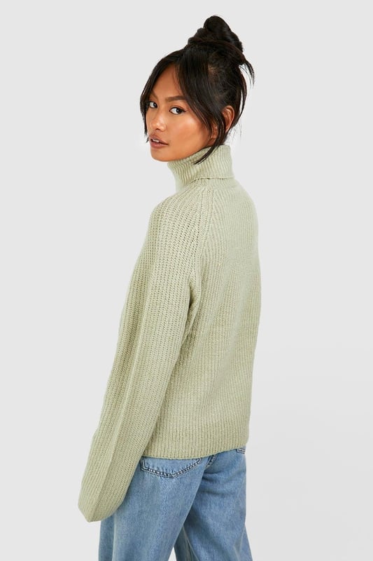 It's the season to feel snug and what better way than with this oversized jumper. Bigger than your usual size which elongates your silhouette, our women's oversized jumpers are cosy and comfortable for your autumn and winter wardrobe. Perfect for whatever plans you've got coming up, make a satin slip dress a little more casual with an oversized rib knit thrown on and banish those winter blues by stepping into a cable knit baggy jumper over leggings and ribbed socks. Warm and cosy is the vibe this season.Style: Oversized JumperNeckline: Roll NeckSleeve Length: Long Sleeve