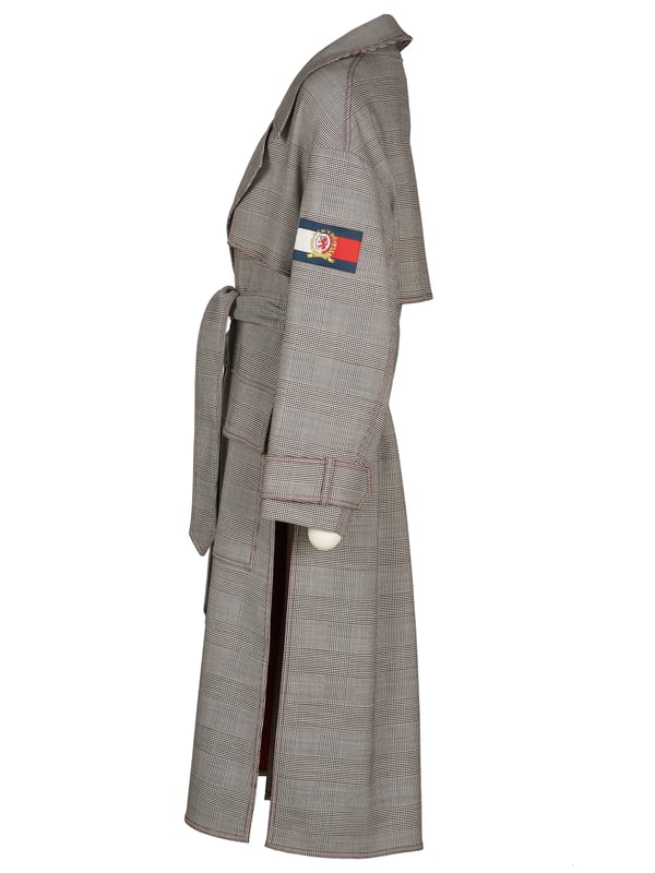 54% Polyester, 44% Schurwolle, 2% Elastan; Tommy Hilfiger Mantel; Modell: RW0RW01008908; Hochwertig verarbeitet; Oversized-Passform; Reverskragen; 2 Pattentaschen; Gürtel zum Binden; Zwei hohe seitliche Gehschlitze; Tommy Hilfiger Logo-Details