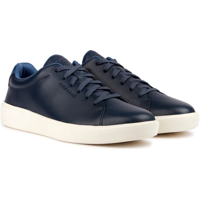 Muévete con estilo con las zapatillas Cole Haan Grand Crosscourt Traveler. Estos elegantes zapatos de corte añaden un toque de sofisticación a tu uso diario. Amortigua tu paseo con la entresuela CMEVA sensible y agarra la carretera con la suela de goma duradera. Con parte superior de cuero de alta calidad y la marca Cole Haan. Llamarás la atención ya sea que viajes a la ciudad o estés de viaje con amigos. Átate los cordones y siente la libertad de movimiento con estas versátiles zapatillas.