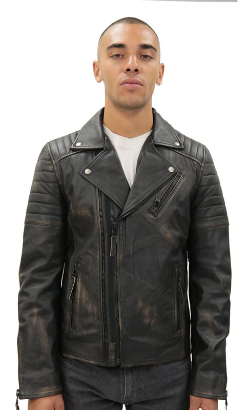 La pieza central de un look atemporal, esta chaqueta está confeccionada con piel de napa de grano completo para lograr una silueta de motociclista elegante y de corte ajustado. Los llamativos detalles de esta prenda incluyen detalles acanalados en los hombros y un cuello ancho tradicional. La parte delantera de la chaqueta está acentuada con una cremallera doble y presenta un bolsillo con cremallera inclinado en el pecho, así como otros dos bolsillos con cremallera. Esta chaqueta viene en una gama de colores para adaptarse a una variedad de gustos, lo que permite que todos encuentren su estilo ideal en esta clásica pieza de estilo Brando. • 100% piel de napa ultra suave de primera calidad. • Bolsillo en el pecho con cremallera inclinada • Doble cremallera delantera, etiquetada para facilitar su uso • Solapas anchas con botones a presión • Bolsillos integrados en el forro de la chaqueta • Puños con cremallera elegantes • Detalles acanalados en los hombros