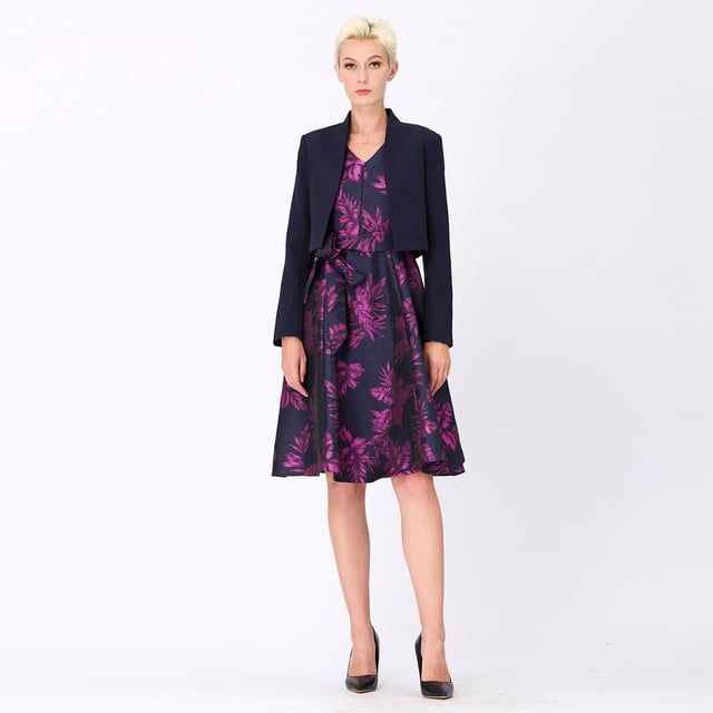 Een jurk die je silhouet benadrukt met glamour en elegantie. Gesproken lijfje, aantrekkelijke V -halslijn maar fatsoenlijke, brede stofgordel die de taille en royaal wijd uitlopende rok onderstreept. Volledig bekleed met satijnen stof, gesneden in een brokaatstof met "tropisch" patroon. Een cocktailitem om te exposeren tijdens je volgende avond of feest.
 
Productdetails:
 • Formulier: fit-and-flare
 • Lengte: 101 cm
 • Zonder mouwen
 • V kraag
 • Invisible Zipper Center Back
 • Toegevoegd riem