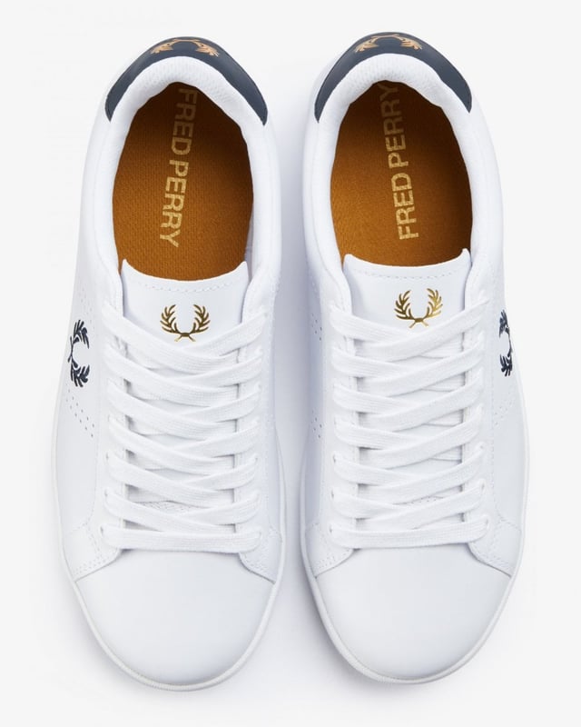 Sneaker vervaardigd met een zachte leren bovenkant van volnerfleer voor een hoogwaardige afwerking. Voorzien van geperforeerde zijpanelen voor verbeterde ademendheid en stijl. Geplaatst op een duurzame rubberen zool voor betrouwbare grip en de hele dag comfort.
