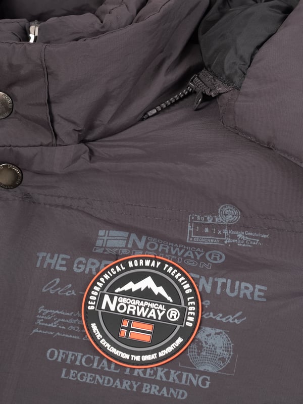 Entdecke die ultimative Wärme mit der GEOGRAPHICAL NORWAY HERREN WINTERJACKE H-358! Technische Brillanz für winterliche Abenteuer  Diese Winterjacke ist nicht nur ein Style-Statement, sondern auch eine technische Meisterleistung. Das Obermaterial aus 100% Polyamid bietet die perfekte Balance zwischen Wärme und Atmungsaktivität, sodass du dich bei allen winterlichen Aktivitäten wohl fühlst. Egal, ob du auf dem Weg zur Arbeit bist oder auf dem Gipfel eines Berges stehst, diese Jacke hält dich warm und trocken.  Unübertroffener Komfort und Vielseitigkeit  Die GEOGRAPHICAL NORWAY HERREN WINTERJACKE H-358 wurde entworfen, um dich durch den Winter zu begleiten - und das in Stil. Mit einer Kapuze, die dich vor Wind und Wetter schützt, und einer Vielzahl von Größen von S bis 7XL bietet diese Jacke einen unübertroffenen Komfort und eine Passform für jeden. Egal, ob du ein Abenteurer bist oder einfach nur warm bleiben möchtest, diese Jacke wird deine Bedürfnisse erfüllen.  Stilvoll durch den Winter  Warum sollte Wärme auf Kosten des Stils gehen? Mit ihrem modernen Design und ihrer hochwertigen Verarbeitung ist die GEOGRAPHICAL NORWAY HERREN WINTERJACKE H-358 die perfekte Kombination aus Funktionalität und Mode. Egal, ob du sie zu deiner Lieblingsjeans oder zu formellen Anlässen trägst, diese Jacke wird sicherlich alle Blicke auf sich ziehen